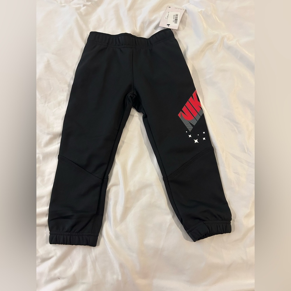 Nike Therma-FIT Boys Black Jogger Pants Logo Athletic Sweatpants Size 4 NWT